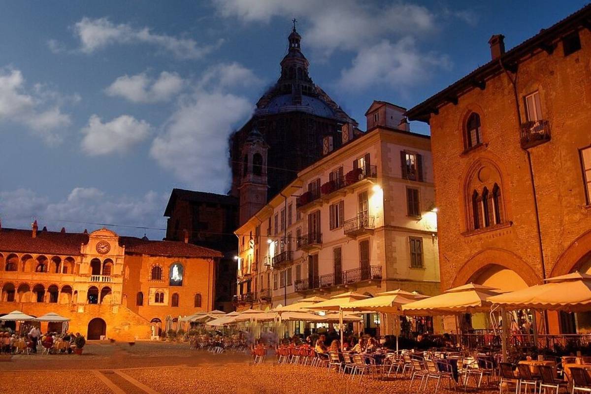 Piazza della Vittoria e il Broletto: il cuore pulsante di Pavia tra storia, fascino e magia
